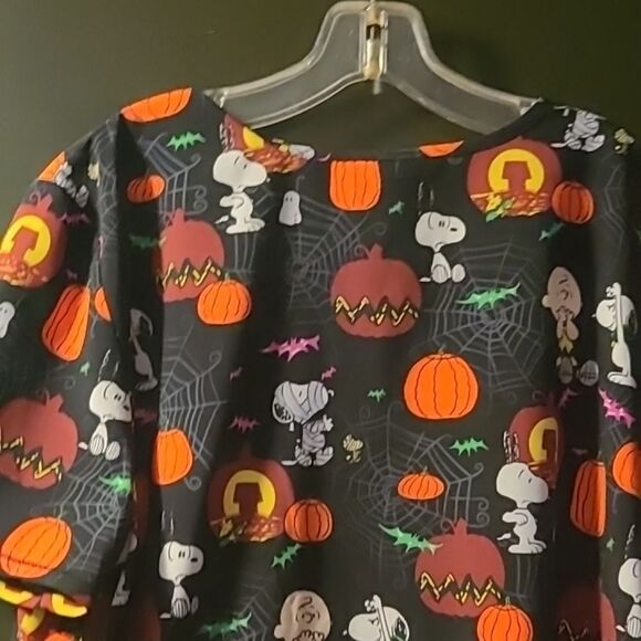 Peanuts Halloween Scrubs  Top wil - Picture 8 of 9